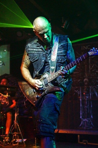 Erik Barath plays Synchron guitar Picture